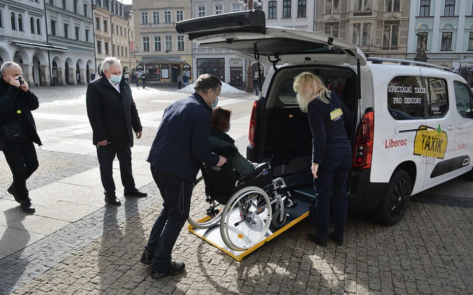 K lékaři i na úřady doveze seniory a invalidy Taxík Maxík v novém voze