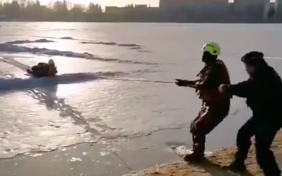 Na jablonecké přehradě se muž propadl do vody. Na břeh ho dostali hasiči