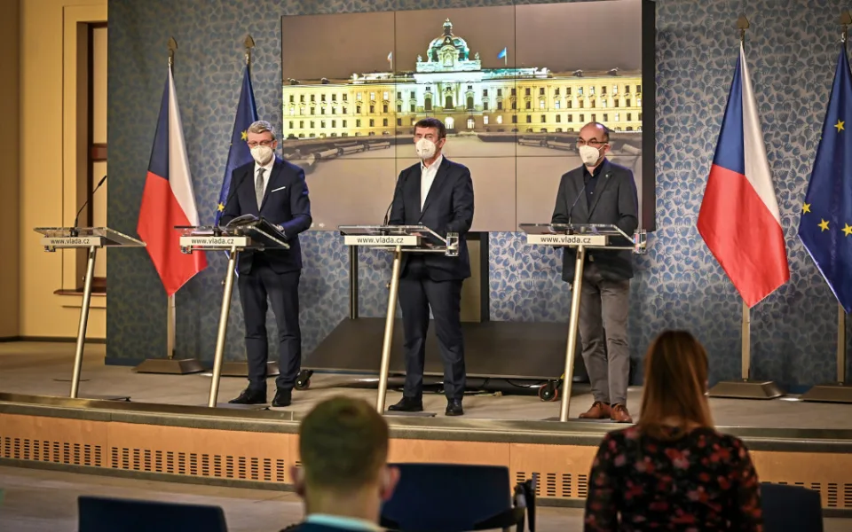 Vláda chce zakázat pohyb mezi okresy, zavřít školy a další obchody