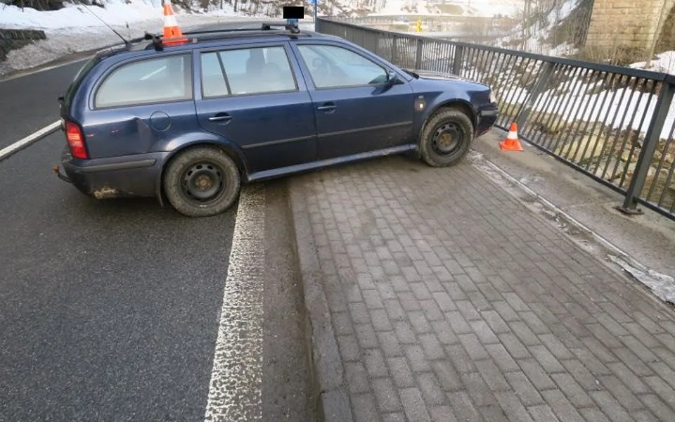 Dostal smyk a před pádem do řeky ho zachránilo zábradlí