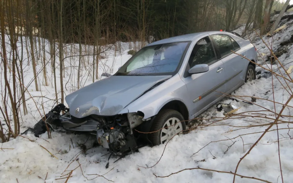Řidič v Jablonci dostal na mokrém povrchu smyk, skončil ve srázu