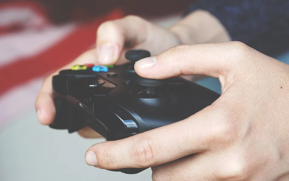 Strašný řev z bytu děsil sousedy. Muž se vztekal u hraní playstationu