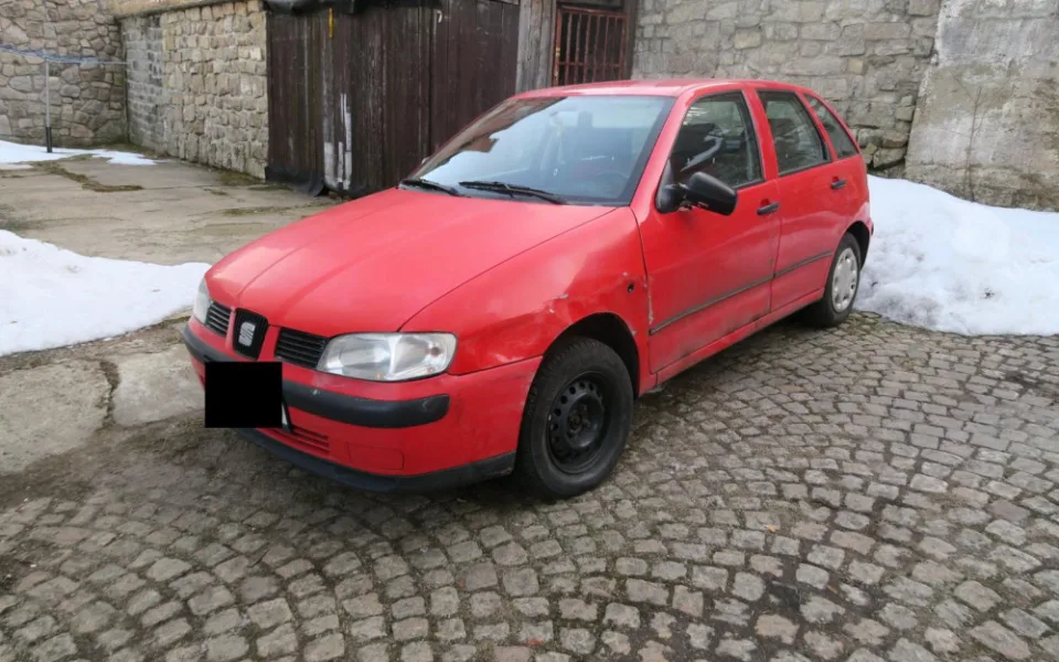 V zatáčce si moc najel a srazil se s protijedoucím vozem. Z místa ujel
