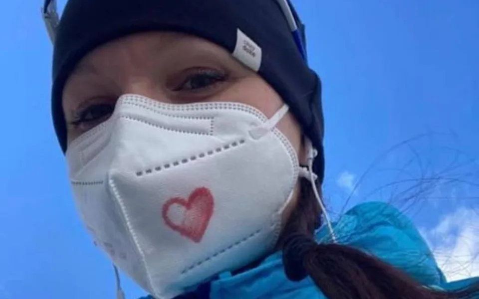 Respirátory nejen zdravotníků zdobí srdíčka. Jde o nesouhlas s demonstracemi a dezinformacemi