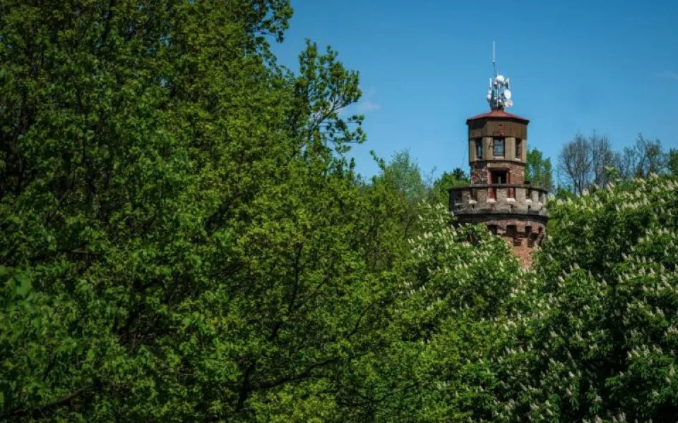 Rozhledna nad Frýdlantem nabízí výhled na zámek i Jizerky