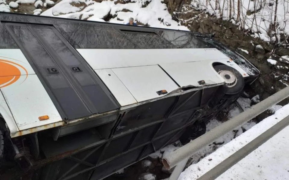 Nehoda autobusu v Bílém Potoce, převrátil se do koryta řeky