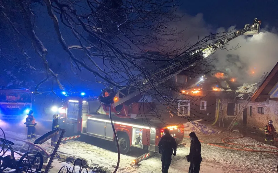 Hasiči zasahují u požáru domu v Hořeních Pasekách