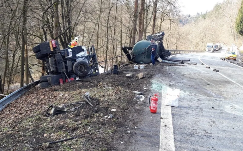 Vážná nehoda mezi Brodem a Malou Skálou, čelně se srazilo auto s náklaďákem