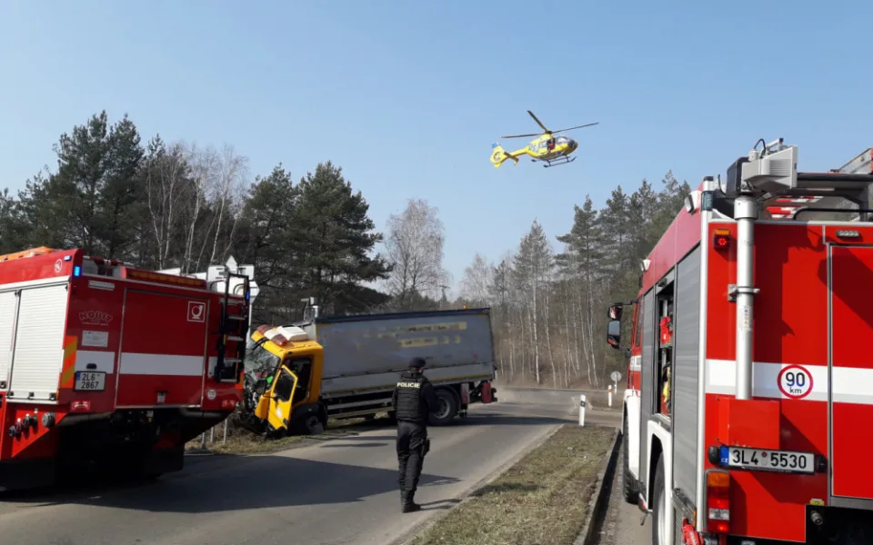 Srážka náklaďáku s vlakem u Sosnové. Při nehodě se zranili tři lidé