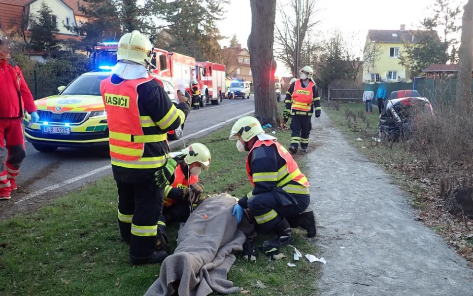 Auto narazilo v Doksech do stromu. Zranilo se pět osob
