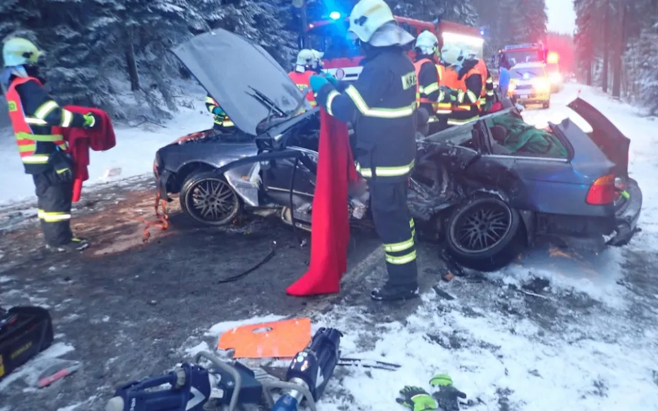 Tragická nehoda u Jablonce. Srážku dvou auta s dodávkou nepřežil člověk, tři lidé jsou zranění