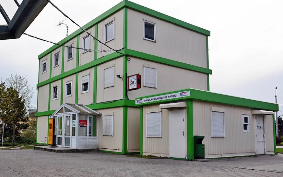 Stavební buňky na nádraží zůstanou ještě rok, pak se zázemí přestěhuje