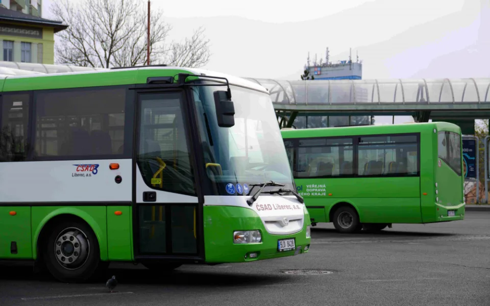 V regionálních vlacích a autobusech od prázdnin zdraží jízdné. Důvodem je propad tržeb