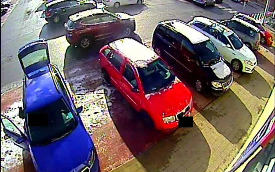 Řidič u Kauflandu naboural jiné auto a ujel. Zachytily ho kamery
