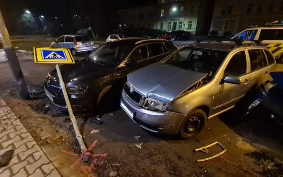 Řidič při nehodě na náměstí ve Smržovce poničil tři auta. Pak ujel a hledá ho policie