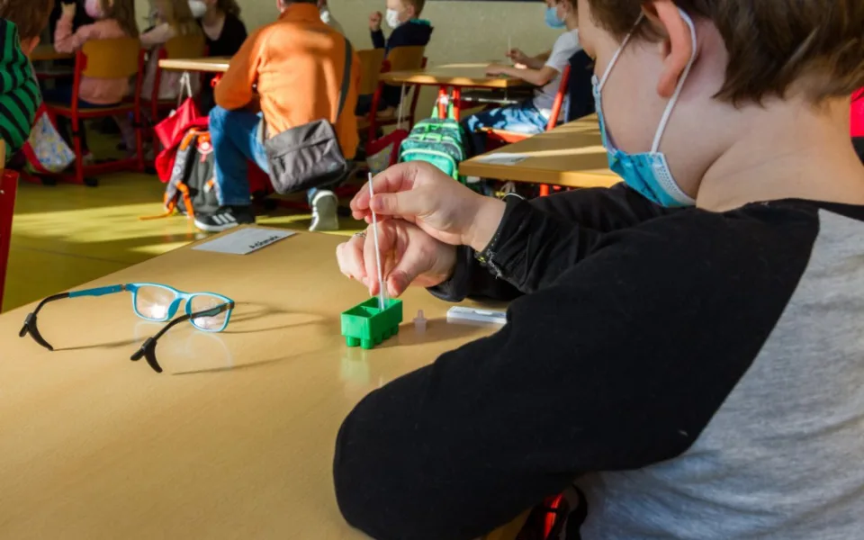 Ředitel Waldorfské školy v Semilech netrvá na testování, město zvažuje jeho odvolání