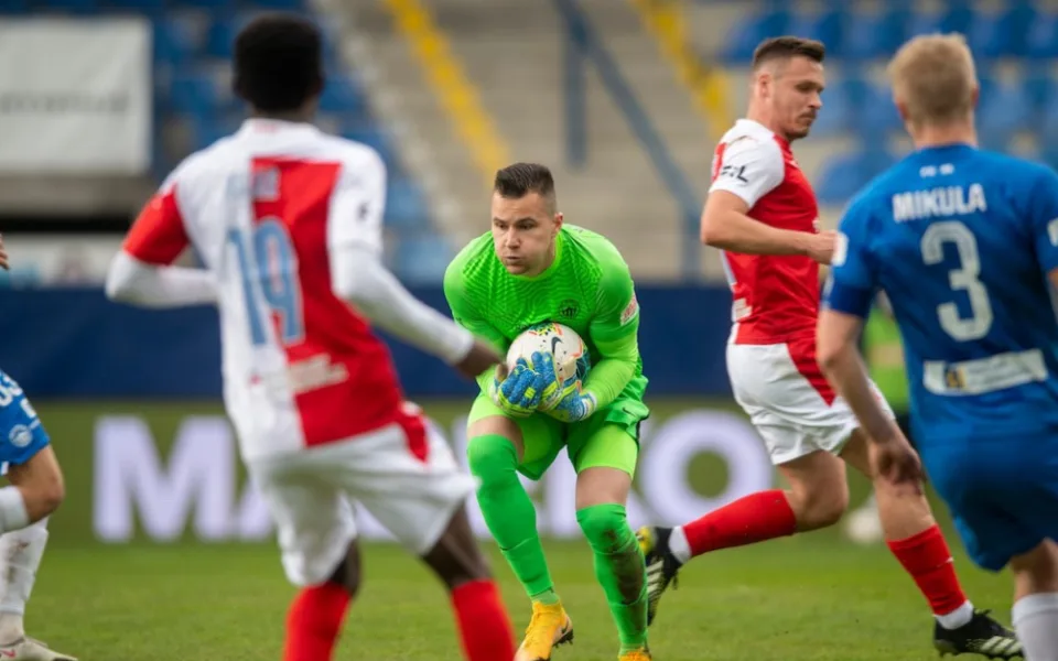 Slovan opět neskóroval a prohrál se Slavií gólem z penalty. Poháry se vzdalují