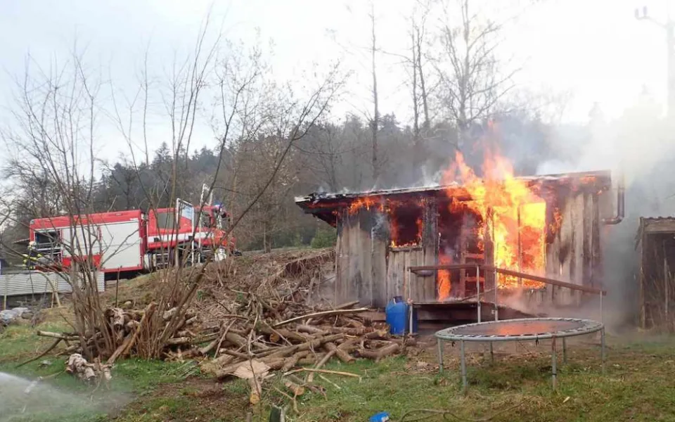 Hasiči likvidovali požár venkovní sauny. Od kamen chytila podlaha
