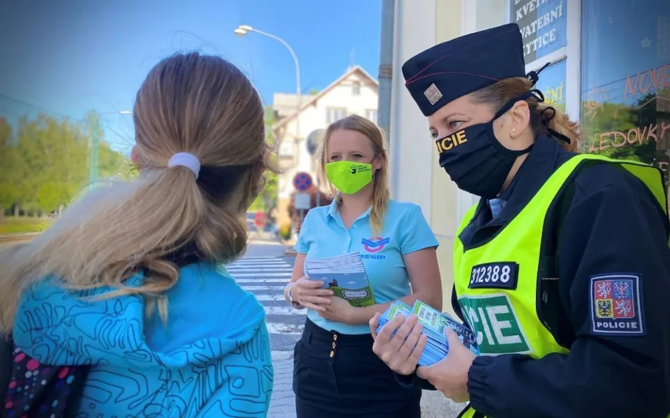 Zebra se vrátila s dětmi ke školám