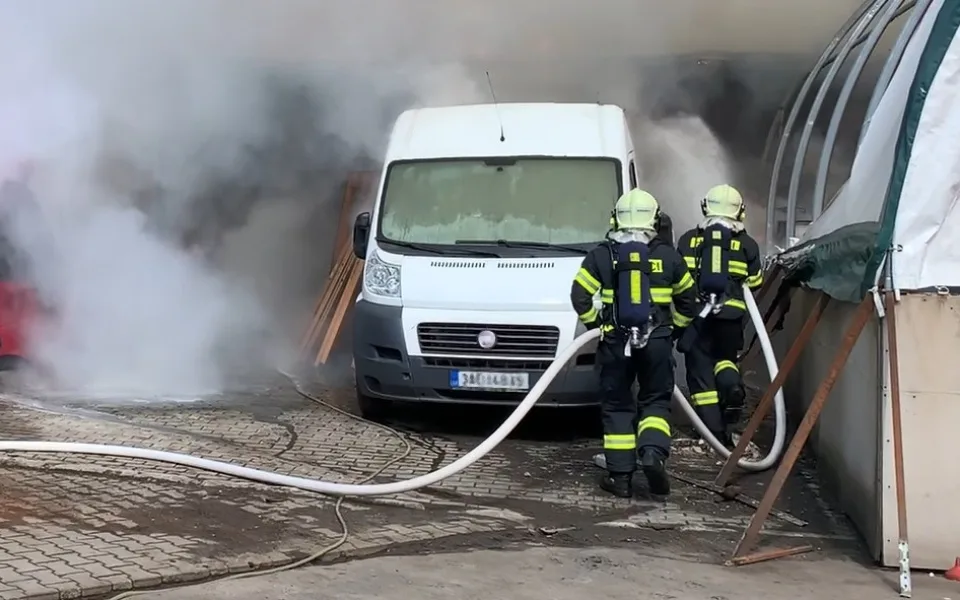 Mohutný černý dým v Jablonci. Požár přístřešku se rozšířil na dodávku a náklaďák