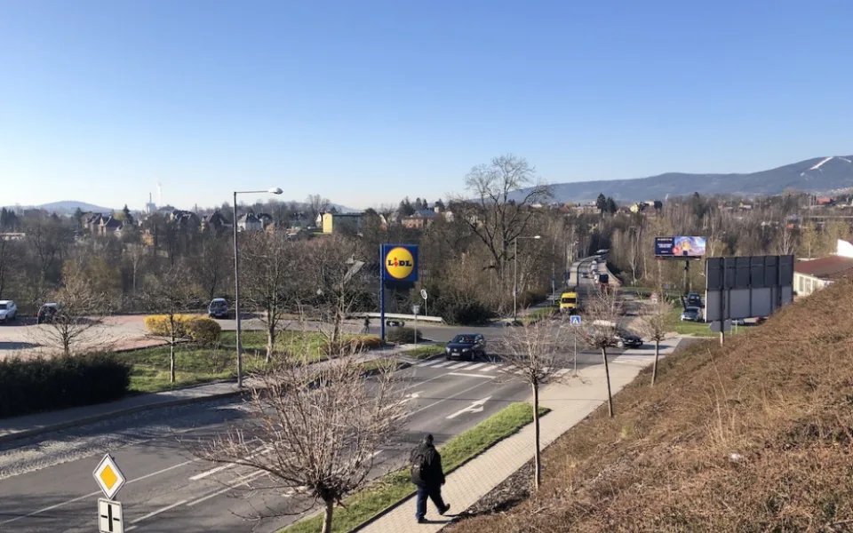Komplikace u pavlovického Lidlu. Město bude opravovat křižovatku, dostane semafory