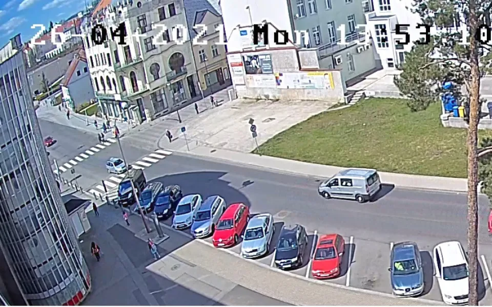 Řidič na přechodu srazil ženu a ujel. Pátrá po něm policie