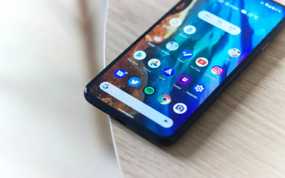 Podvodníci opět útočí na mobilní telefony. Skrze aplikaci se snaží vylákat osobní údaje