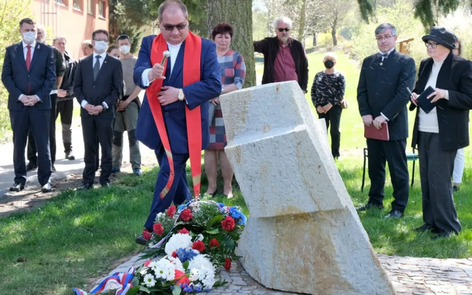 V Rovensku odhalili smírčí kříž, na konci války tam zastřelili 365 Němců