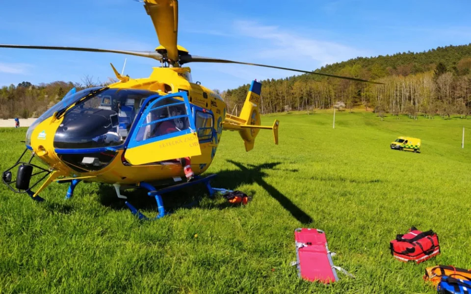 Horolezec spadl ze skály u Kozákova. Letěl pro něj vrtulník