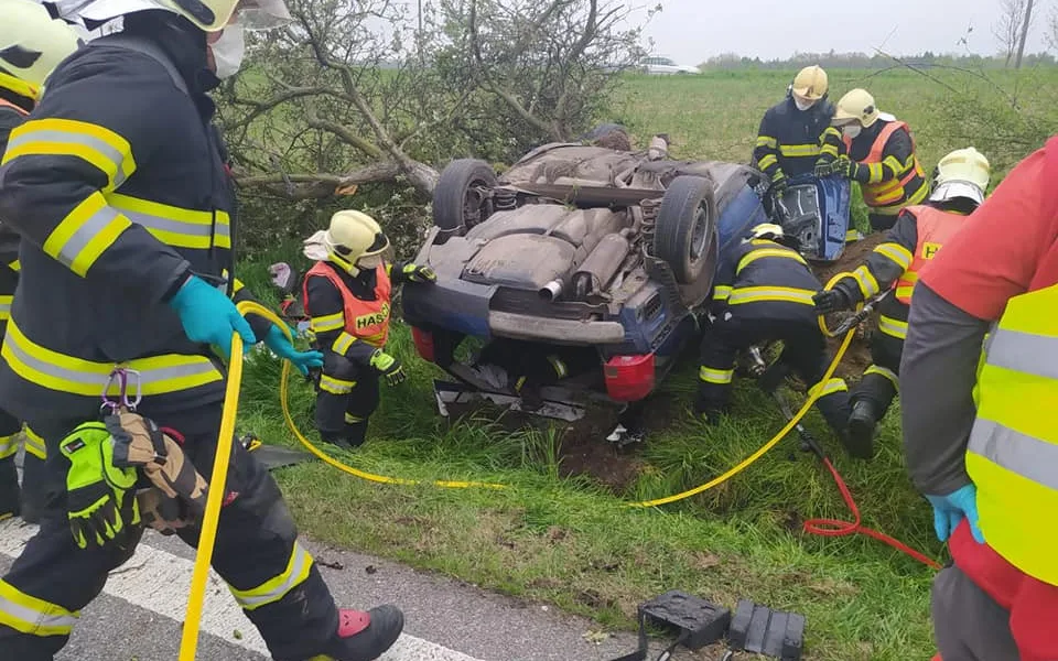 Vážná nehoda u Habartic. Řidič s autem přerazil strom