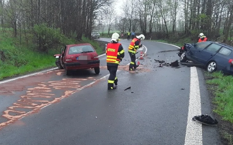 Nehoda u Mníšku. Při srážce dvou aut se zranili čtyři lidé
