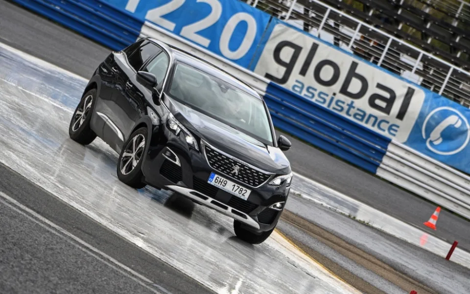 Mladí řidiči trénují bezpečnou jízdu na autodromu v Sosnové