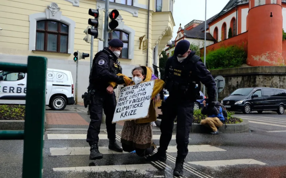 Zablokovala Šalďák kvůli klimatické krizi, odvlekla ji policie. Bojím se o nás, řekla
