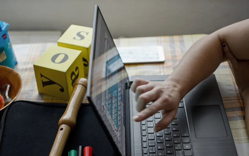 Na online výuce chyběl 185 hodin. Otci žáka hrozí vězení