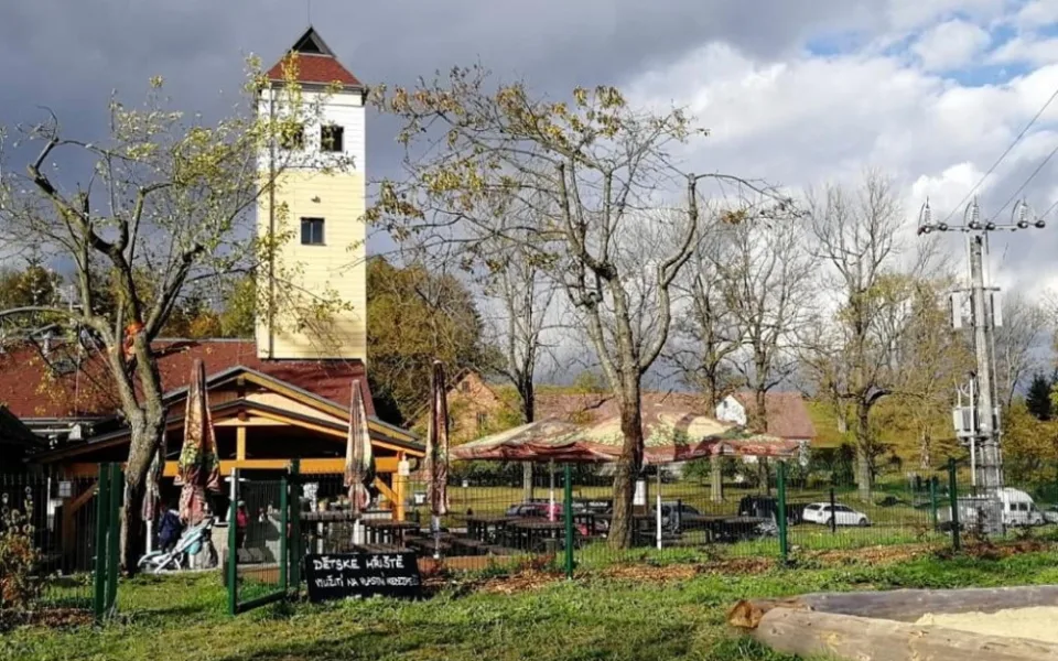 Pěšky, na kole i autem. Rozhledna Rašovka láká na krásné výhledy