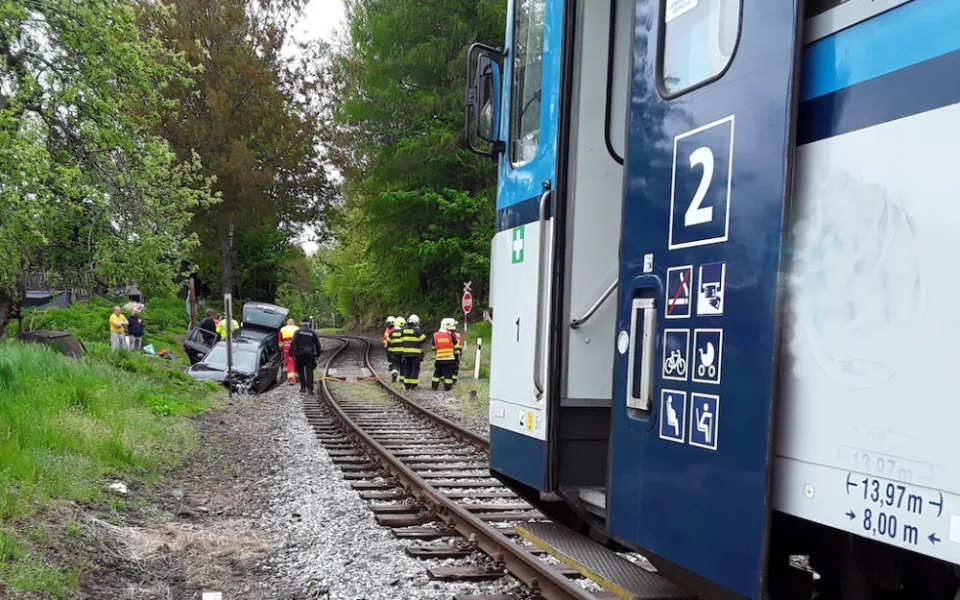 Auto u Lomnice vjelo na přejezdu přímo pod vlak, tři zranění