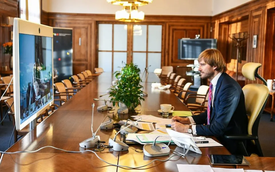 Ministr zdravotnictví Petr Arenberger rezignuje. Ministrem bude znovu Adam Vojtěch