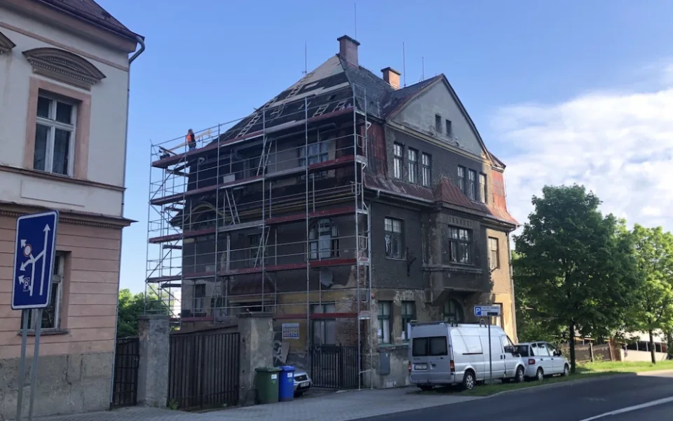 Město opravuje sto let starý dům na Horákovce. Budou zde sociální byty