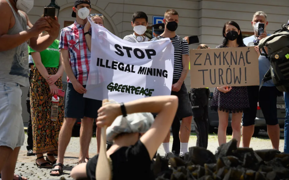 Proti pokračující těžbě se prostestovalo v Praze.