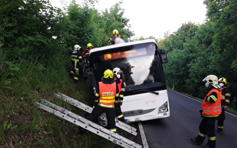 Autobus skončil na boku, uvnitř uvěznil třiadvacet cestujících