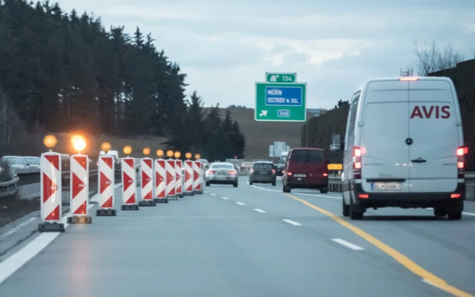 Řidiči v Česku zaviní ročně desítky nehod u prací na dálnicích