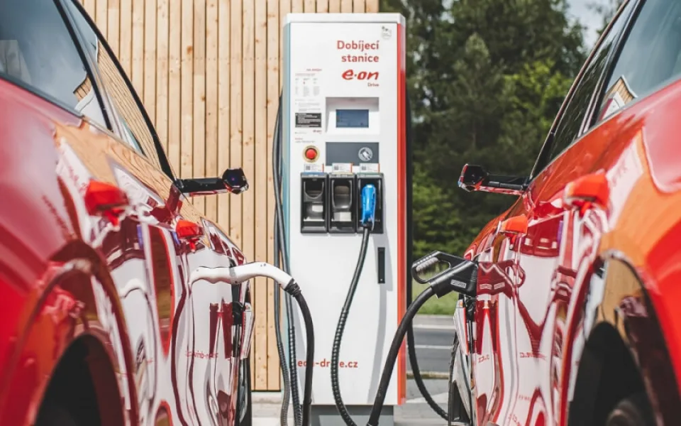 Milník pro elektromobilitu v Česku. E.ON a PRE spojily síly, u poloviny tuzemských dobíječek řidiči nabijí na jednu kartu
