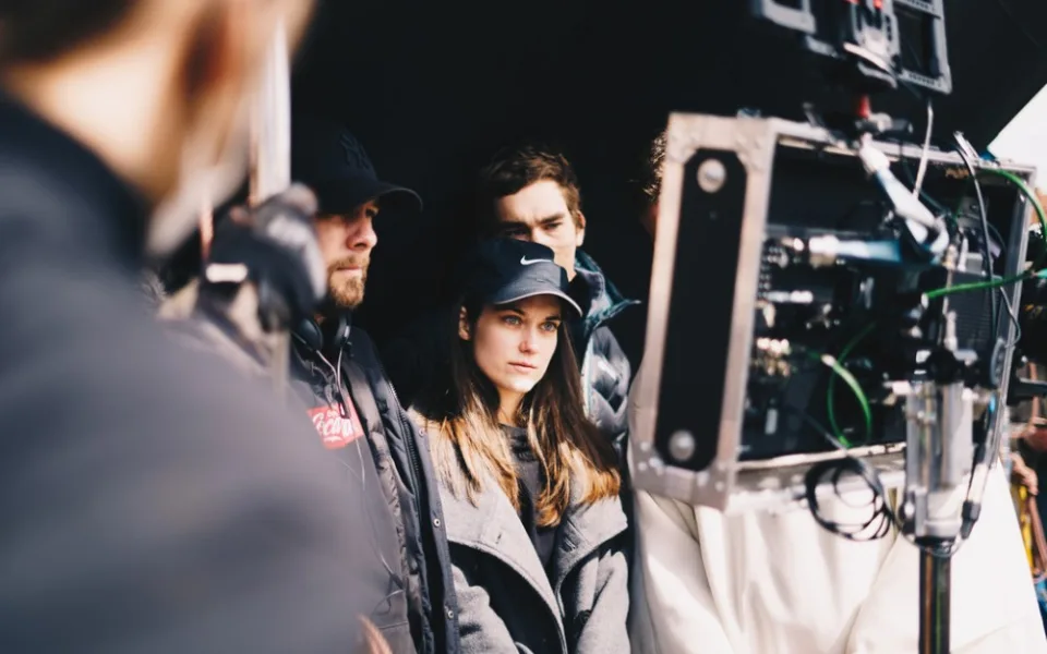 Mladí filmaři z FAMU natáčí snímek s Judit Bárdos. Kvůli koronaviru shání finance na dotočení