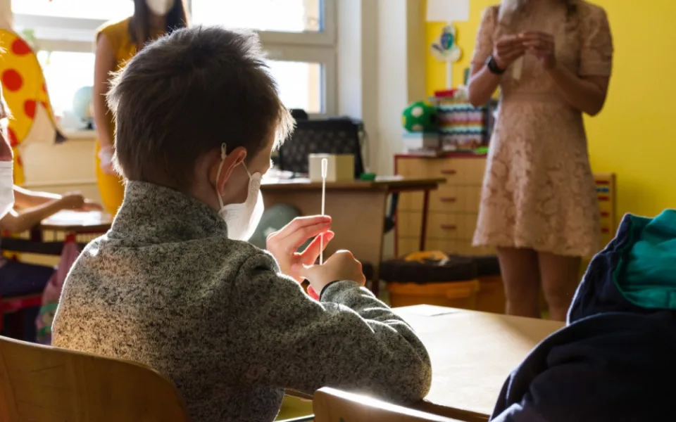 Děti i učitelé v Libereckém kraji mohou odložit roušky. Nařízení platí od úterý