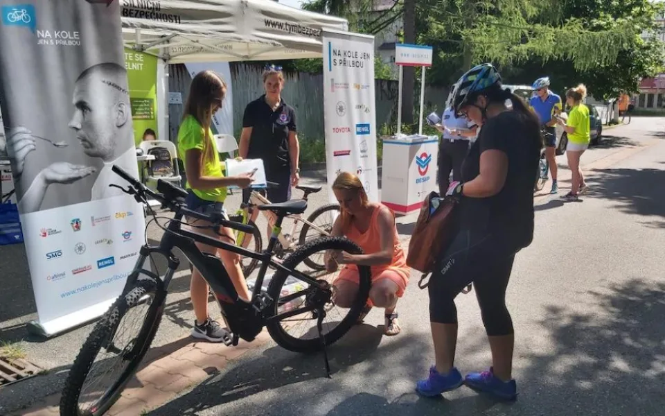 Na kole jen s přilbou na liberecké cyklostezce