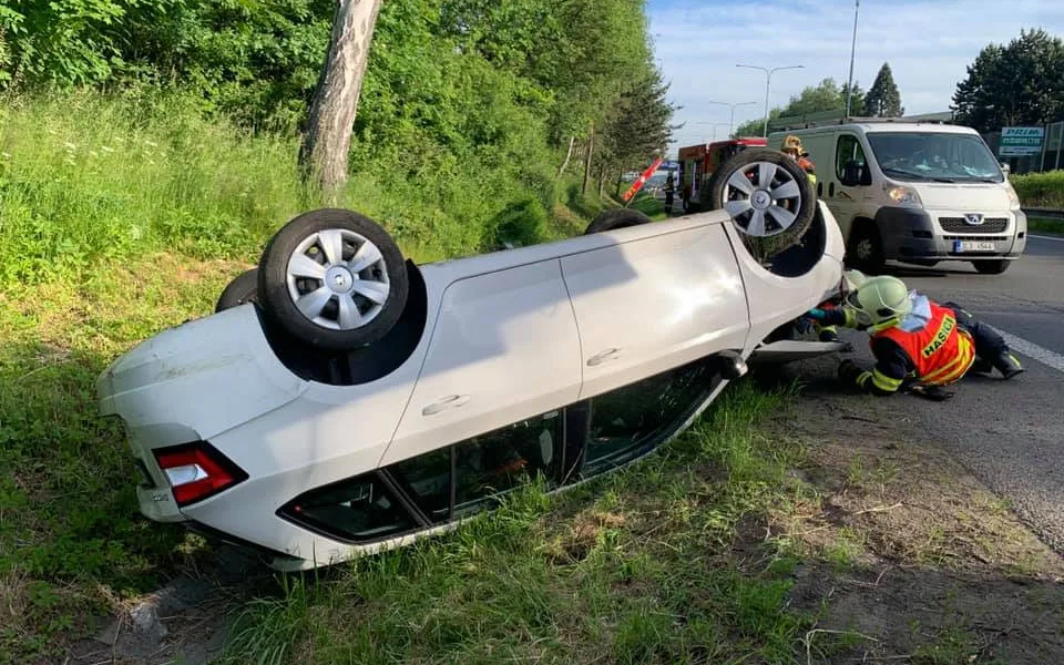 Nákladní auto na průtahu Libercem naráželo zezadu do Fabie, ta se převrátila na střechu