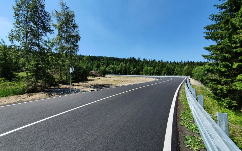 Silnice přes Ještěd otevřena. Rekonstrukce první části skončila o dva týdny dříve
