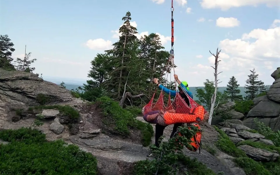 Turista si při sestupu z Frýdlantského cimbuří zlomil nohu. Letěl pro něj vrtulník
