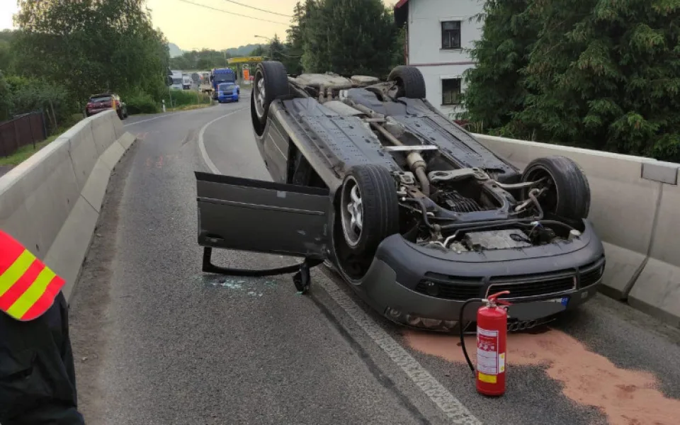 Mladý řidič ve vysoké rychlosti narazil do betonového svodidla. Auto otočil na střechu
