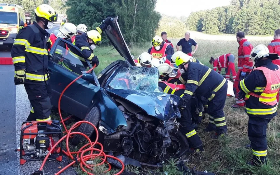 Vážná nehoda u Jablonného. Kamion se čelně střetl s autem, řidič je v kritickém stavu